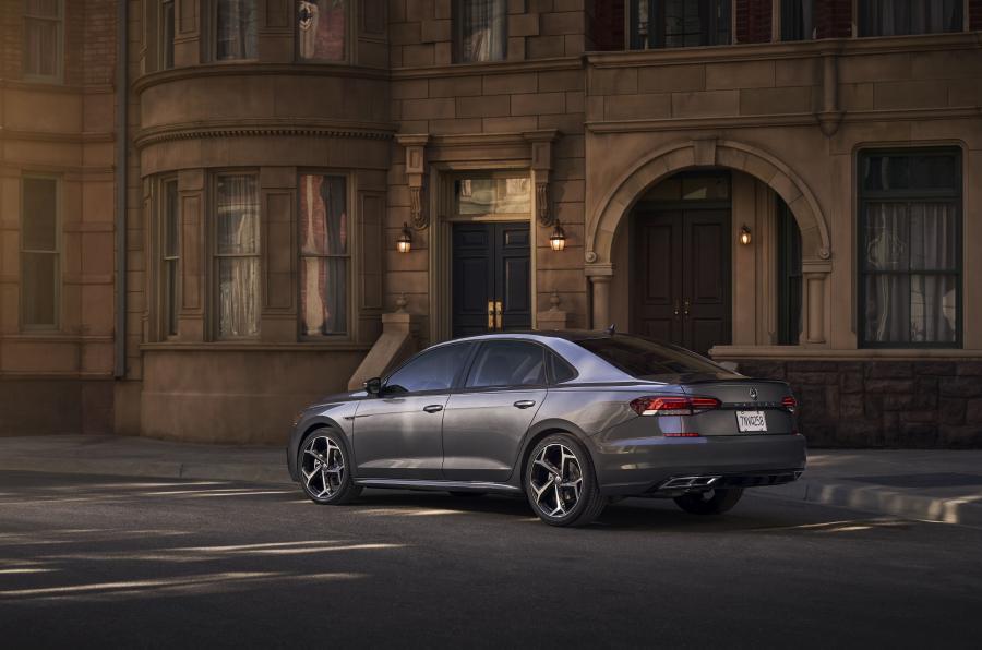  Volkswagen Passat R-Line 2019 года  (NA) (фото 10 из 23)